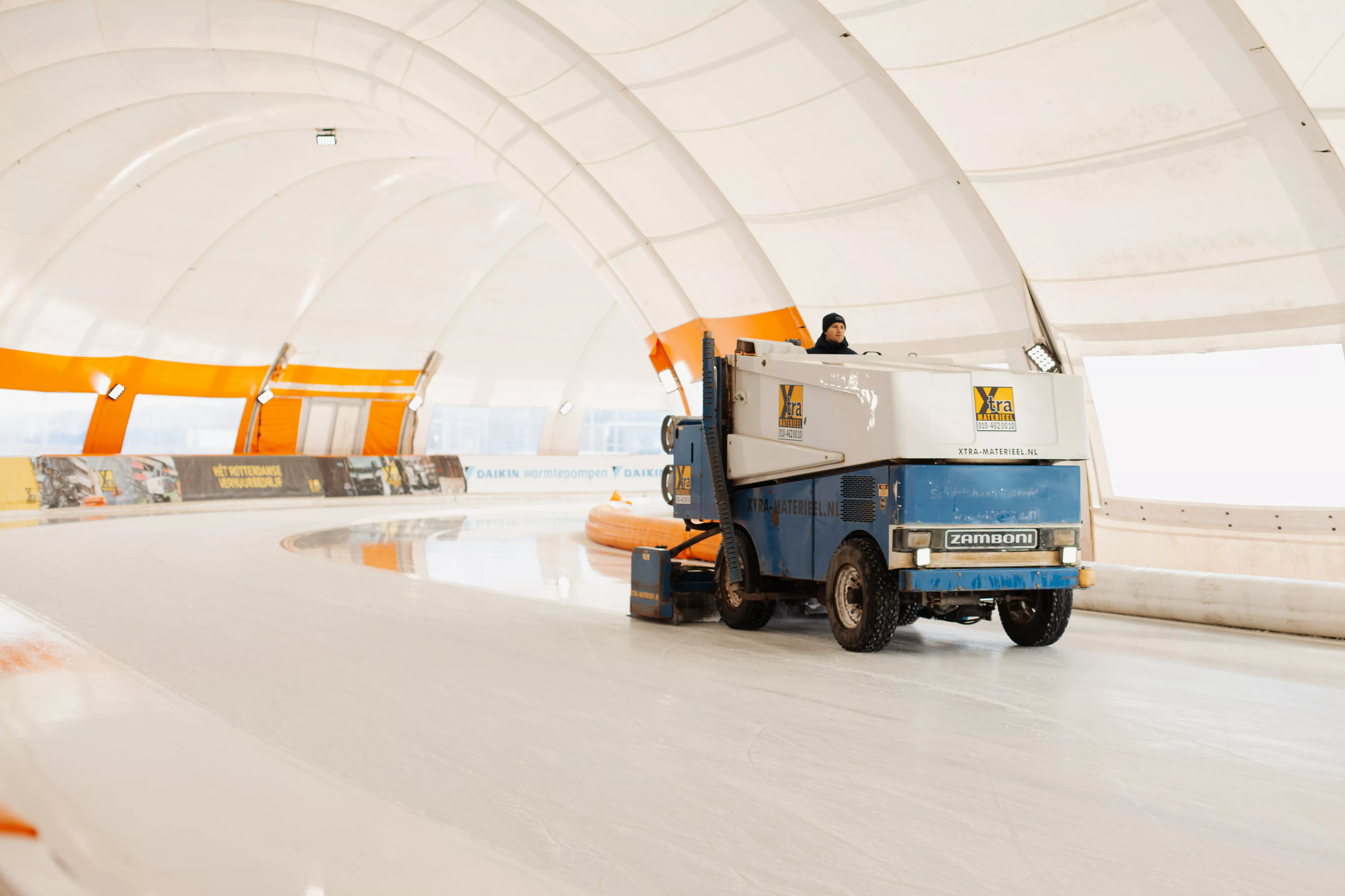 Zamboni met I Jsmeester van Schaatsbaan Rotterdam
